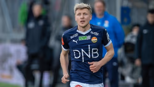 Jonathan Parr løper på fotballbane