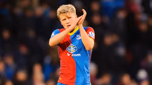 Jonathan Parr som klapper på fotballbane